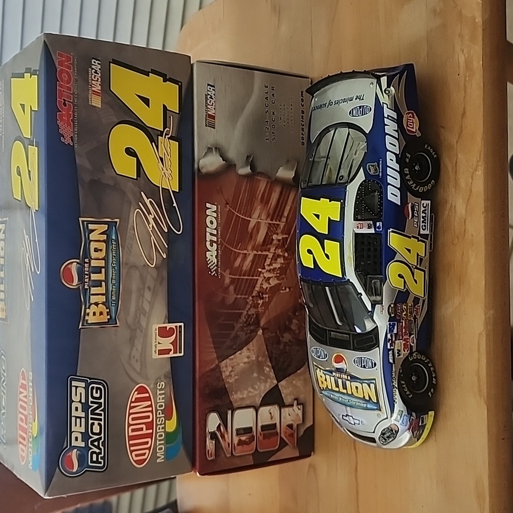 Jeff Gordon #24 NASCAR diecast 1:24 Adult Collectible Billion Dollar 2004